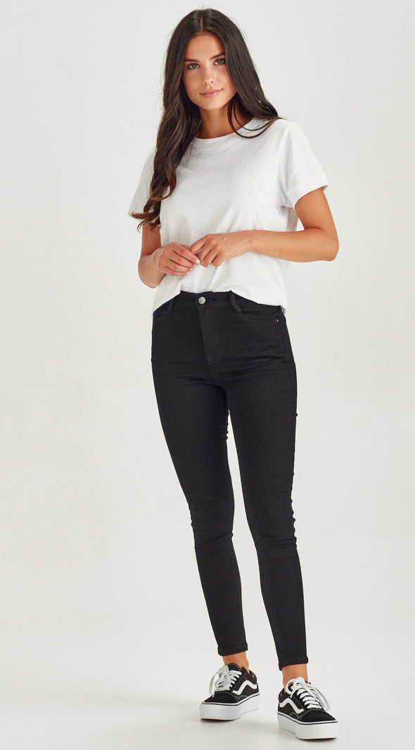 Mid/high waist With a pitch black colour, superior colour fastness and 4 way comfort &hold technology.