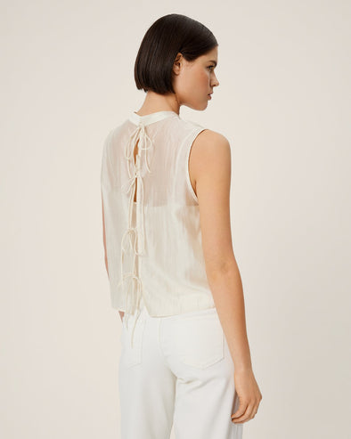 We are loving the tie top trend and this eloquent take on it by Moss Copenhagen is a style to truly appreciate. Designed with a high neck and four bow tie closures down the back it exudes elegance. In the divine turtledove champagne/cream colour way the options to style this are a plenty. A high waist blank pant would carry you from work to the bar or a flowing skirt for a feminine vibe. With a matching cami underneath there is no need to worry about the sheer fabrication leaving you modestly covered.