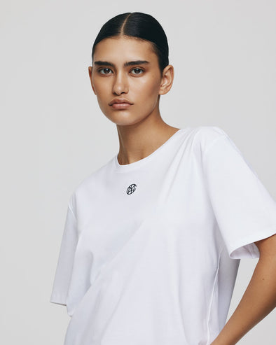 Boxy fit

Model is 175cm and wears a size S/M

100% Organic Cotton

Soft, premium organic cotton

Clean minimalist logo design

Classic crew neckline and short sleeves

Easy to style and wear year-round
