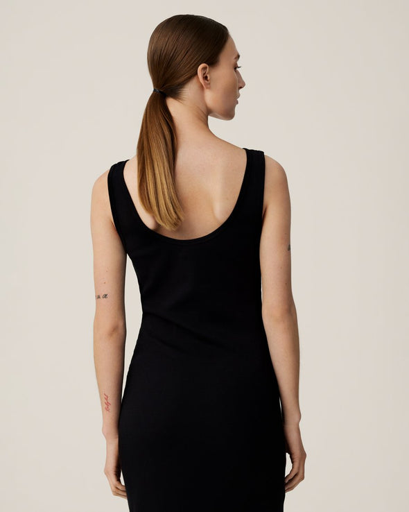 An everyday dress in a sleeveless design with boat neck and a deep back cut. A basic dress which can be easily dressed up or down - a true unsung wardrobe hero. The back scoop is a deeper style yet still able to wear your regular bra without any fuss. Pop over a linen shirt and some sandals for a summer goddess fit.&nbsp;