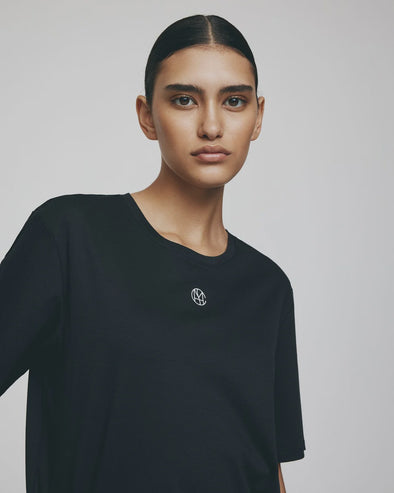 Boxy fit

Model is 175cm and wears a size S/M

100% Organic Cotton

Soft, premium organic cotton

Clean minimalist logo design

Classic crew neckline and short sleeves

Easy to style and wear year-round