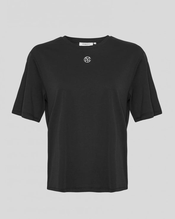 Boxy fit

Model is 175cm and wears a size S/M

100% Organic Cotton

Soft, premium organic cotton

Clean minimalist logo design

Classic crew neckline and short sleeves

Easy to style and wear year-round