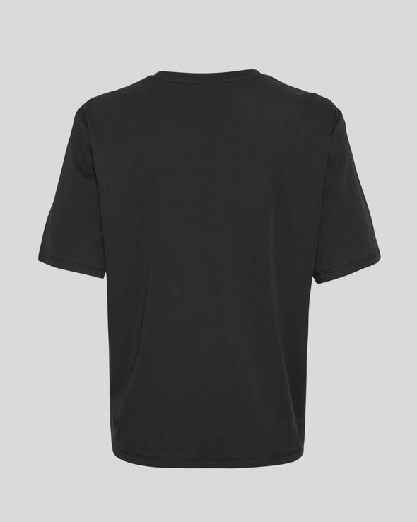 Boxy fit

Model is 175cm and wears a size S/M

100% Organic Cotton

Soft, premium organic cotton

Clean minimalist logo design

Classic crew neckline and short sleeves

Easy to style and wear year-round