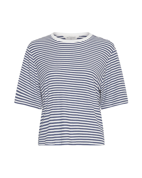 Boxy fit


Super soft, breathable Modal blend

Relaxed boxy fit for all-day comfort

Round neckline with contrast detail

Classic stripe design for easy styling

Composition

95% TENCEL™ Modal fibers

5% Elastane