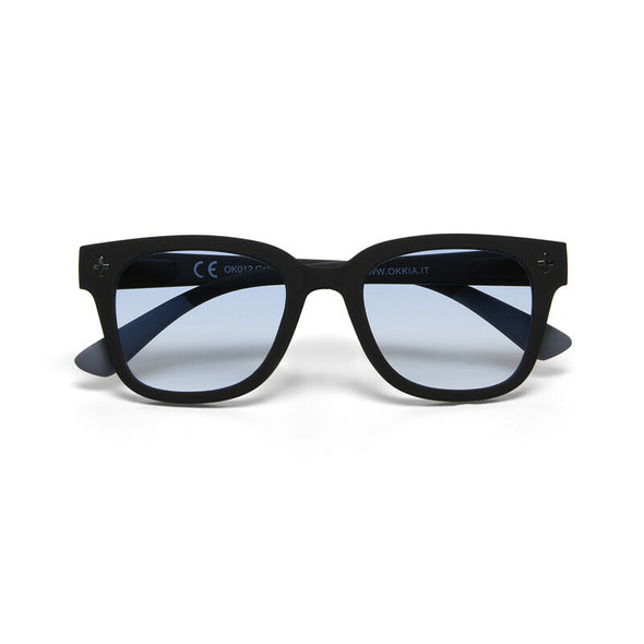 Frame colour: Black and Grey

Lens colour: Blue Gradient

Light Filter Category 1 (43–80% transmission) — ideal for soft sunlight

Not too rounded, with a large focal length for a flattering fit

Crafted from soft-touch material for exceptional comfort