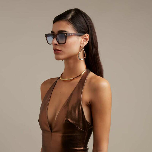 Frame colour: Havana Yellow

Lens colour: Blue Gradient

Light Filter Category 1 (43–80% transmission) — perfect for gentle sunlight

Large focal length for enhanced style and coverage