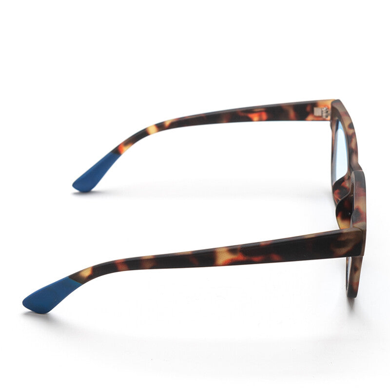 Frame colour: Havana Yellow

Lens colour: Blue Gradient

Light Filter Category 1 (43–80% transmission) — perfect for gentle sunlight

Large focal length for enhanced style and coverage