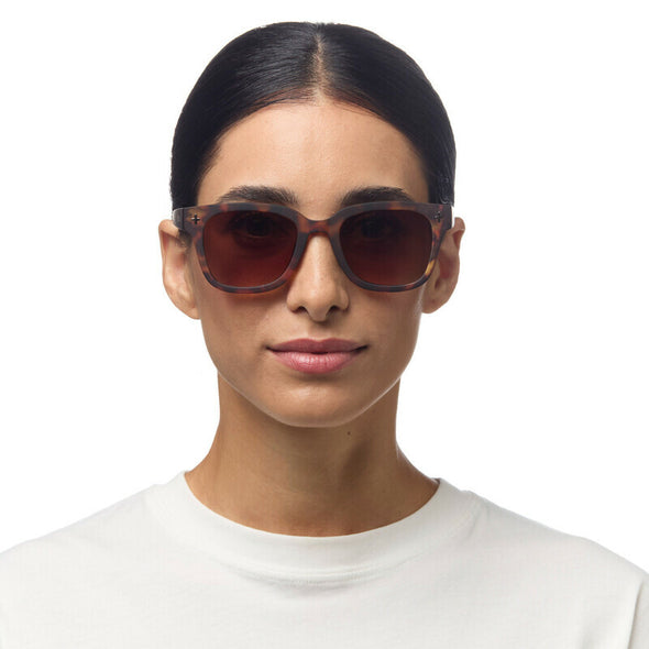 colour: Havana and Blue

Lens colour: Brown Gradient

Light Filter Category 3 (8–18% transmission) — ideal for bright sunlight

UV400 protection for optimal eye safety

Not too rounded, with a large focal length for a flattering fit

Crafted from soft-touch material for premium comfort