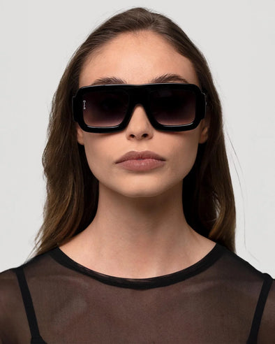 These incredibly versatile sunglasses will add an updated 1970s touch to your outfit. Grab them while heading to the beach or in the morning on your way to work - they are your best ally for effortless style.
