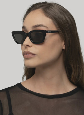This sophisticated pair blends timeless elegance and quiet luxury, creating a simple yet powerful design. The Nove sunglasses will fit with any style or personality, making them your perfect daily companion.