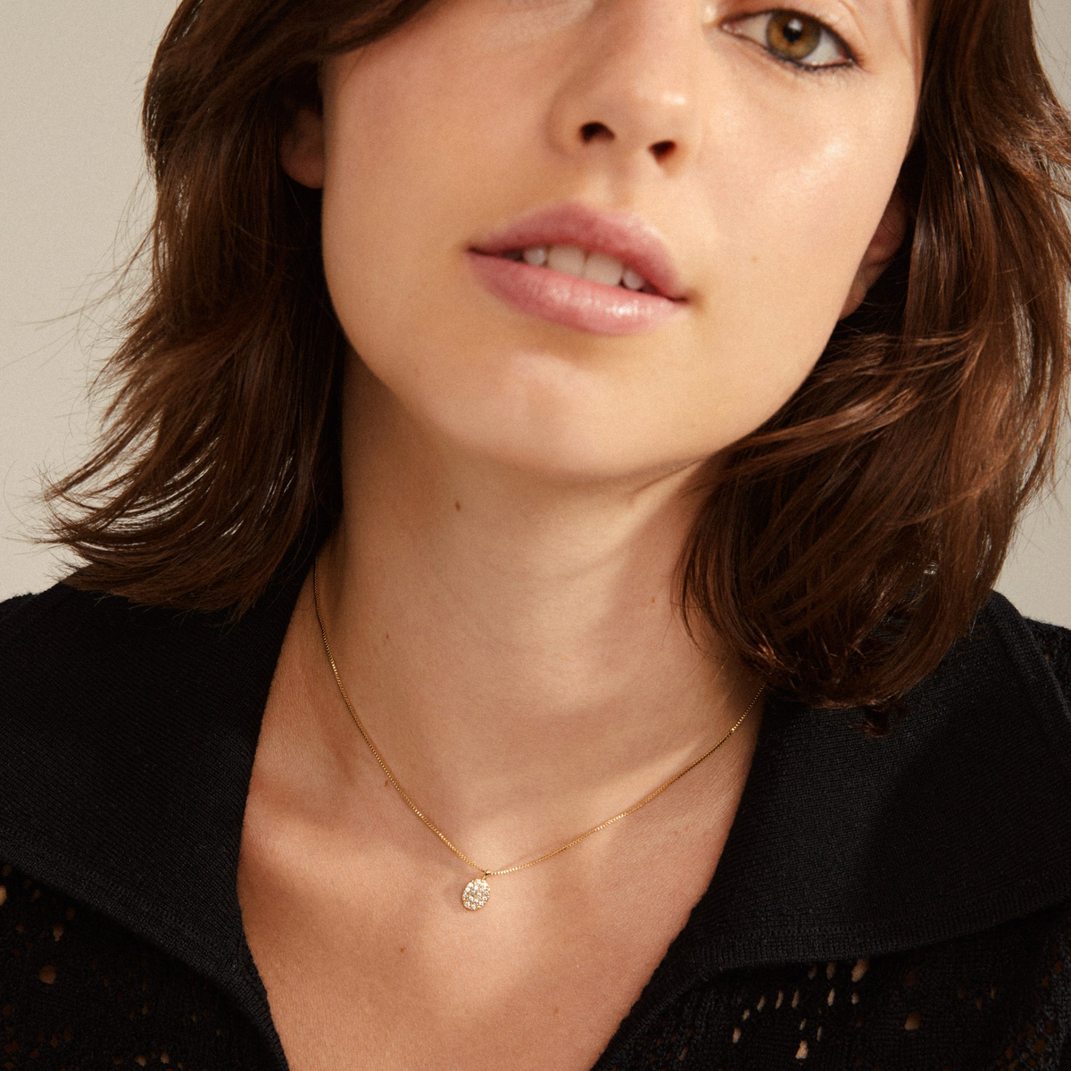 An all-time favourite with a simple and stylish look. The small pendant is decorated with sparkling Preciosa crystals that give a discreet shine to your look. The necklace measures 38 cm + 9 cm extension chain and is made of min. 75% recycled material.
