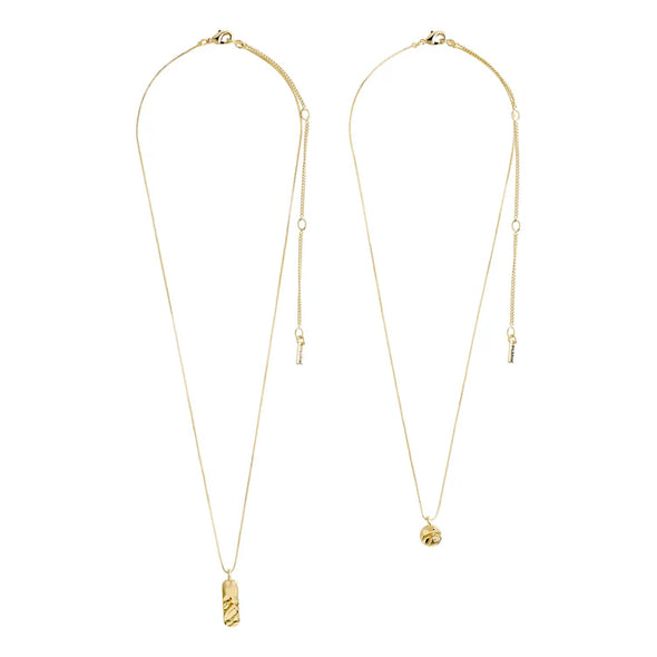 Set of 2 separate gold-plated necklaces The chains have round and elongated coin pendants with a wavy texture that catches the light and brings lots of shine and personality to your look. This season's must-have set that you can wear together for a stylish layered look, or separately for a simple and sophisticated look. The necklaces measure 42 / 38 cm + 12 cm extension chain and are made of min. 75% recycled material.