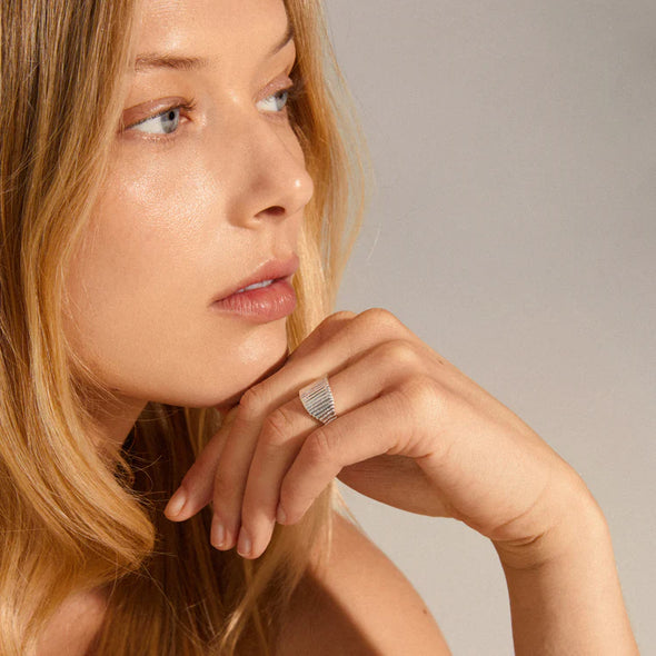 Cultivate the minimalist beauty with the silver-plated Jemma ring. The ring's delicate ribbed surface creates a luxurious look with a touch of natural inspiration. The soft waves of the lines create a harmonious contrast to the ring's solid silhouette and give you the ideal statement piece for a classy look with a focus on exclusive details.