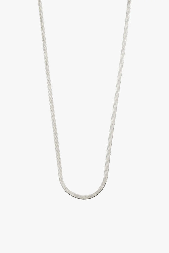 Play it cool with the minimalist silver-plated chain necklace as part of your everyday look. The necklace's solid and exclusive flat snake chain gives the jewellery a powerful vibe and makes it a stylish unisex accessory. Style the necklace with an oversized watch and sneakers for extra coolness. The necklace measures 40 + 9 cm extension chain.
