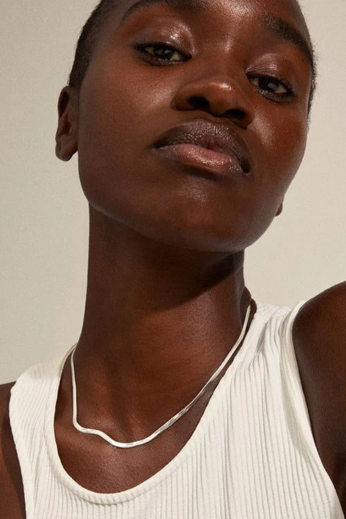 Play it cool with the minimalist silver-plated chain necklace as part of your everyday look. The necklace's solid and exclusive flat snake chain gives the jewellery a powerful vibe and makes it a stylish unisex accessory. Style the necklace with an oversized watch and sneakers for extra coolness. The necklace measures 40 + 9 cm extension chain.