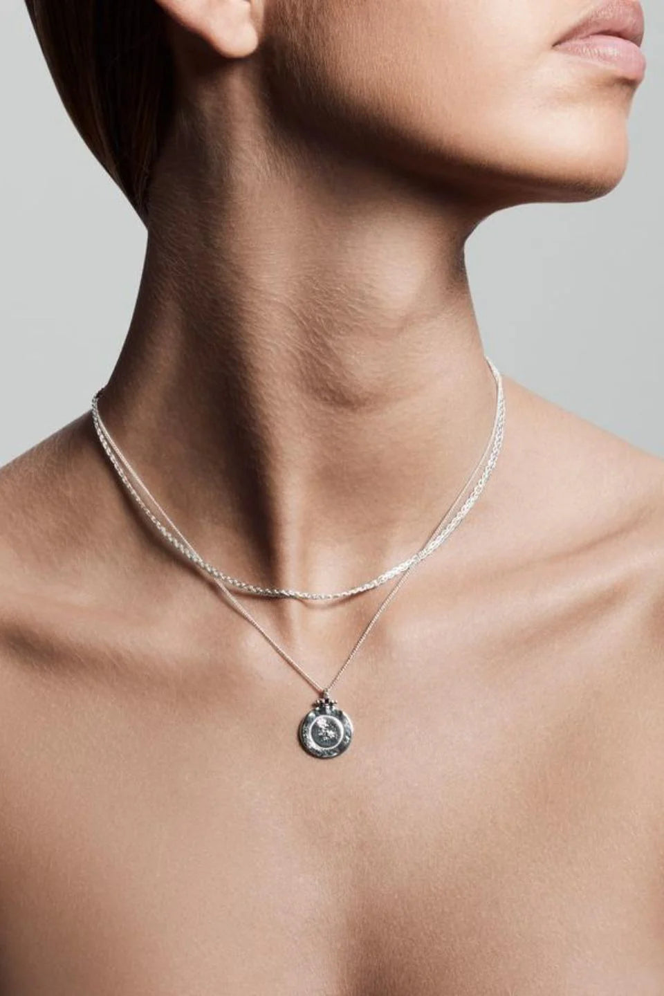 The silver-plated necklace is a classic favourite for your jewellery collection. Here you get a smart 2-in-1 feature with two separate chains in one set. Slim rope chain of 38 cm + 9 cm extension chain and coin chain of 40 cm + 9 cm extension chain. Create the perfect layered look with the beautiful and cool layered coin chains.