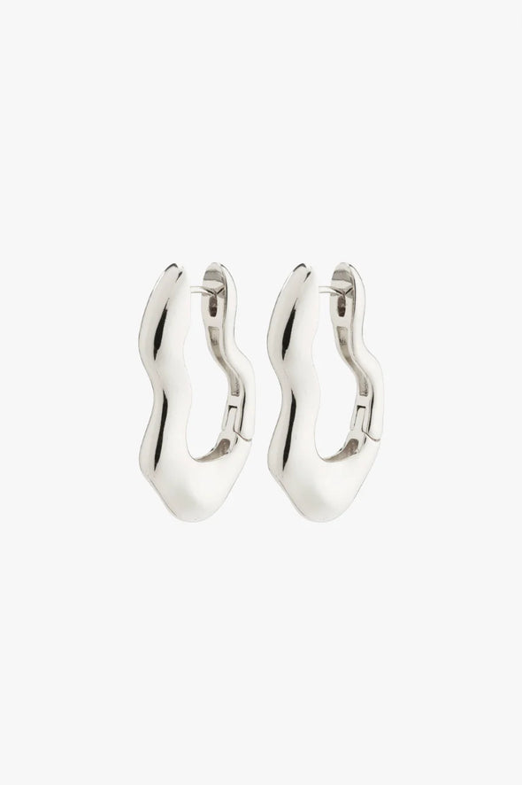Never skimp on accessories with the silver-plated earrings from Pilgrim’s Wave series. A new take on the classic hoops, featuring a wavy design with a swanky organic silhouette. The earrings have an easy-to-use click clasp and are made of min. 75% recycled material.