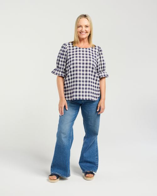 Classic check print
Flattering longline silhouette
Side shaping for a feminine fit
Elasticated sleeves
70% Cotton, 30% Linen