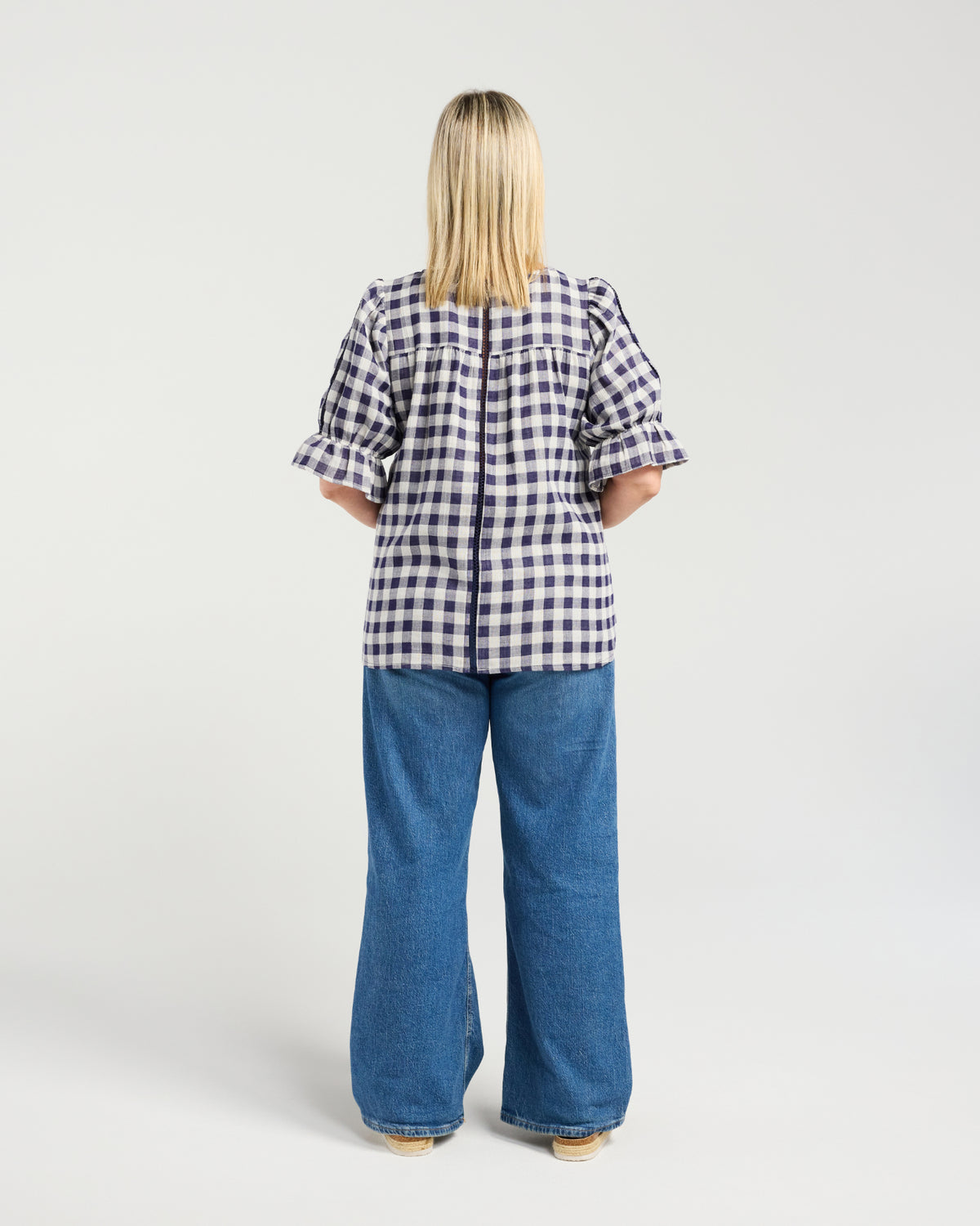 Classic check print
Flattering longline silhouette
Side shaping for a feminine fit
Elasticated sleeves
70% Cotton, 30% Linen