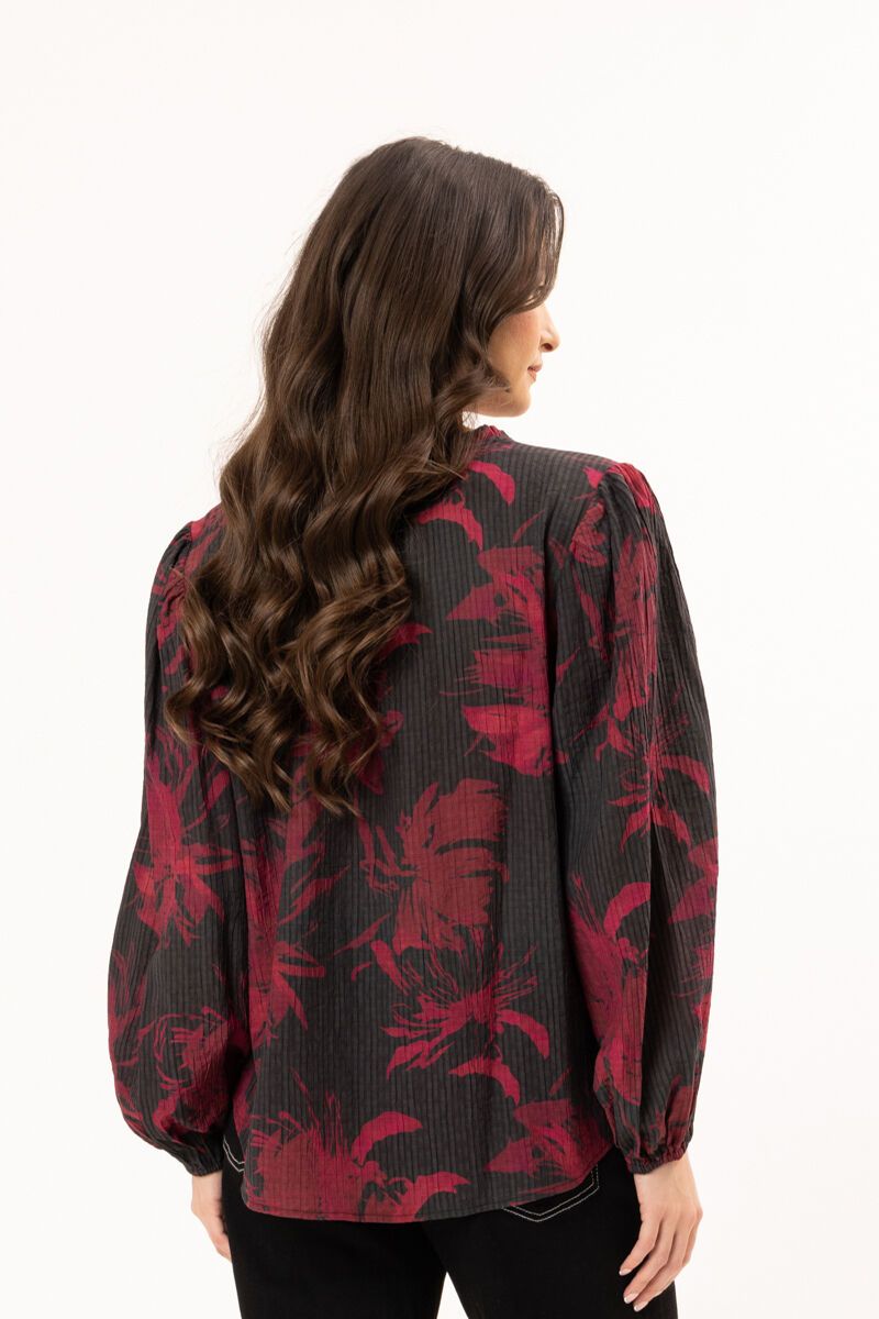Merlot floral print

Soft ribbed texture

Round neckline with tie keyhole detail

Elasticated cuffs

Relaxed fit

Lightweight, floaty feel

Fabric
86% Viscose, 14% Nylon