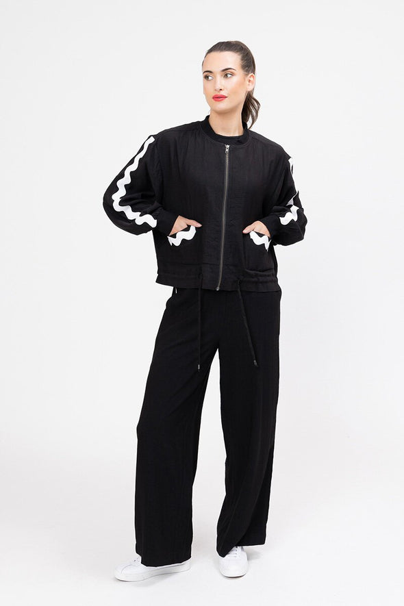 65% Viscose, 35% Nylon

Pull on style with elasticated waistband at back

Functional side pockets

Ric rac trim detailing along side seams

Wide leg silhouette for a relaxed fit

Standard fit for everyday comfort