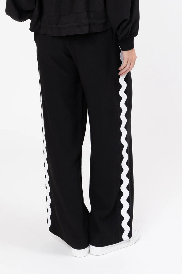 65% Viscose, 35% Nylon

Pull on style with elasticated waistband at back

Functional side pockets

Ric rac trim detailing along side seams

Wide leg silhouette for a relaxed fit

Standard fit for everyday comfort