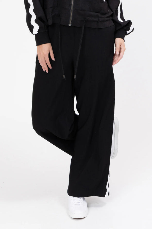 65% Viscose, 35% Nylon

Pull on style with elasticated waistband at back

Functional side pockets

Ric rac trim detailing along side seams

Wide leg silhouette for a relaxed fit

Standard fit for everyday comfort