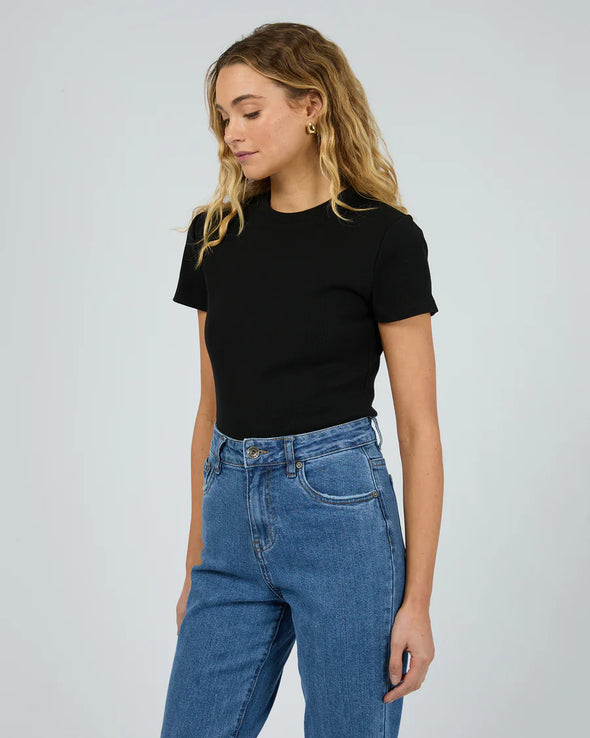 Upgrade your basics game with the Bella Tee by Silent Theory! This slim-fitting t-shirt is made from ribbed fabric and features capped sleeves, adding a touch of style to a classic silhouette. Don't wait, add it to your cart now!