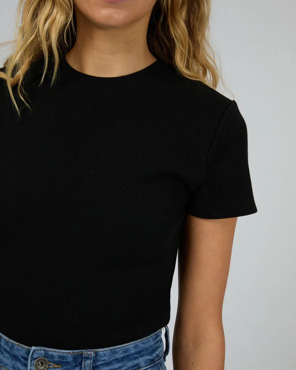 Upgrade your basics game with the Bella Tee by Silent Theory! This slim-fitting t-shirt is made from ribbed fabric and features capped sleeves, adding a touch of style to a classic silhouette. Don't wait, add it to your cart now!