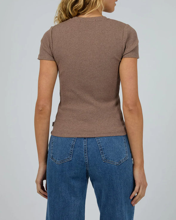 Upgrade your basics game with the Bella Tee by Silent Theory! This slim-fitting t-shirt is made from ribbed fabric and features capped sleeves, adding a touch of style to a classic silhouette. Don't wait, add it to your cart now!