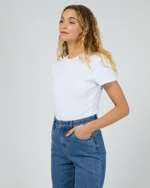 Upgrade your basics game with the Bella Tee by Silent Theory! This slim-fitting t-shirt is made from ribbed fabric and features capped sleeves, adding a touch of style to a classic silhouette. Don't wait, add it to your cart now!