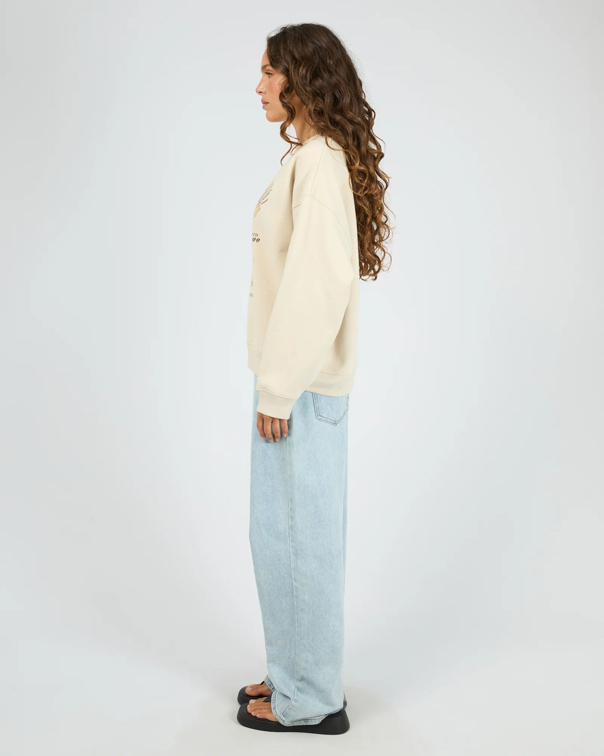 Oversized fit
Washed effect
Front chest graphic
80% Cotton 20% Polyester