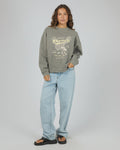 Ribbed crew neckline, cuffs, and hem to retain shape.
Muted, washed-out grey "Coal" hue.
An eagle graphic at the front.
Long sleeves with dropped shoulders.
Fleece-lined.
Oversized fit.