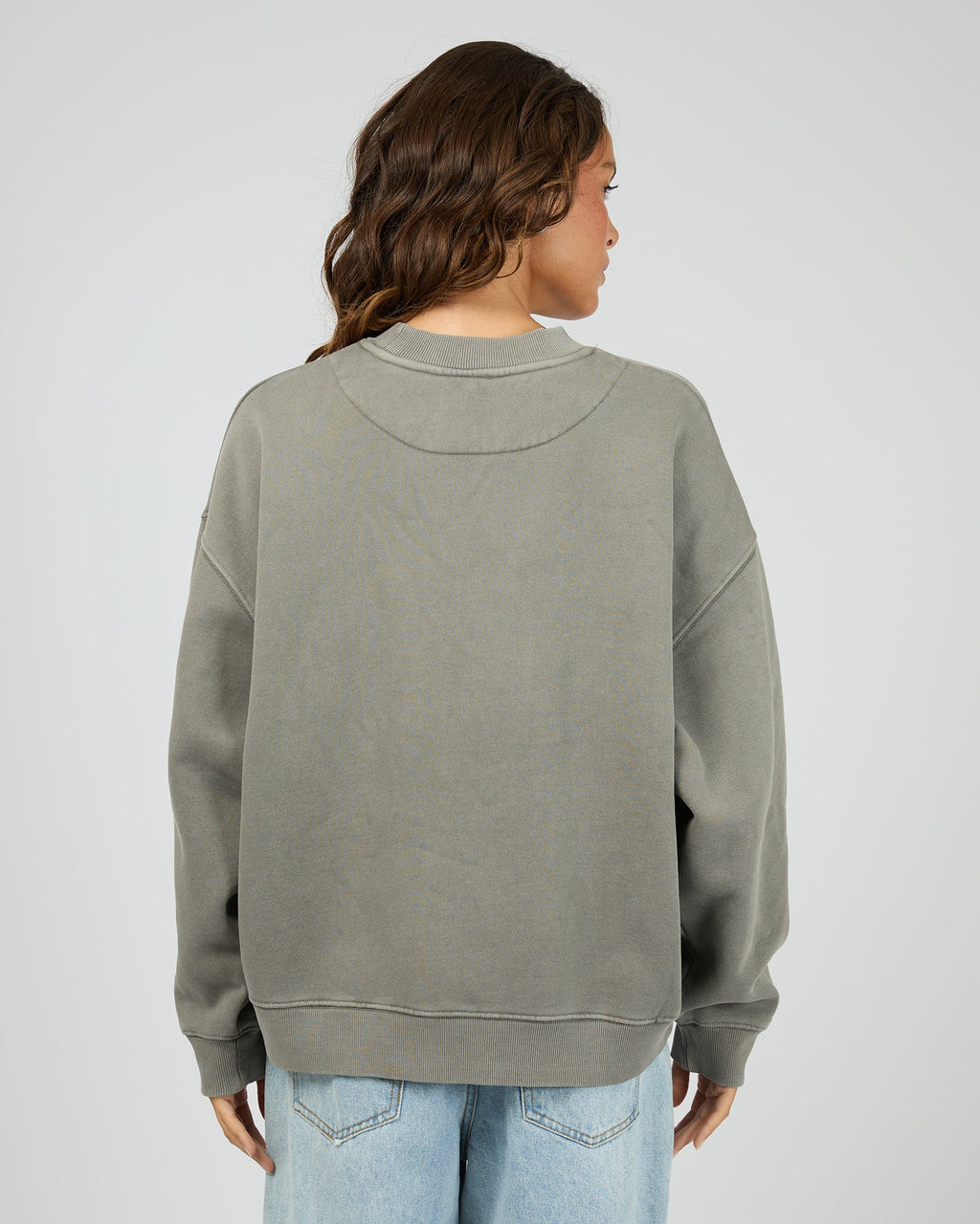 Ribbed crew neckline, cuffs, and hem to retain shape.
Muted, washed-out grey "Coal" hue.
An eagle graphic at the front.
Long sleeves with dropped shoulders.
Fleece-lined.
Oversized fit.