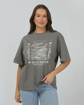 The Valley Tee blends a heavyweight jersey fabric with an oversized fit for a laid-back yet polished look. Its western-inspired front graphic adds subtle character, making it an elegant choice to pair effortlessly with your favourite denim for easy, refined style.