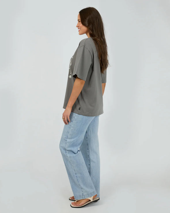 The Valley Tee blends a heavyweight jersey fabric with an oversized fit for a laid-back yet polished look. Its western-inspired front graphic adds subtle character, making it an elegant choice to pair effortlessly with your favourite denim for easy, refined style.