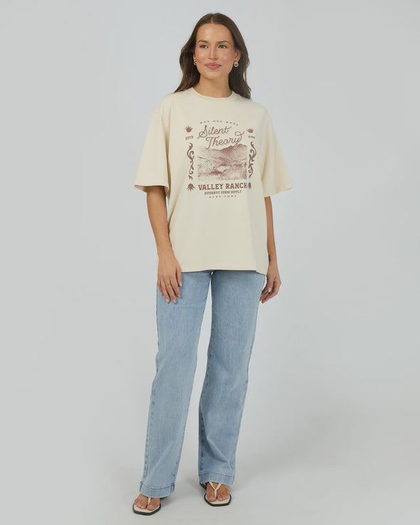 The Valley Tee blends a heavyweight jersey fabric with an oversized fit for a laid-back yet polished look. Its western-inspired front graphic adds subtle character, making it an elegant choice to pair effortlessly with your favourite denim for easy, refined style.