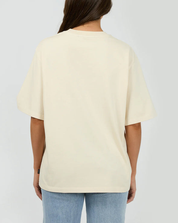 The Valley Tee blends a heavyweight jersey fabric with an oversized fit for a laid-back yet polished look. Its western-inspired front graphic adds subtle character, making it an elegant choice to pair effortlessly with your favourite denim for easy, refined style.