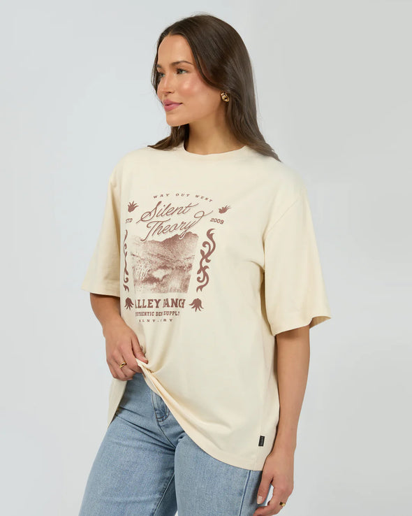 The Valley Tee blends a heavyweight jersey fabric with an oversized fit for a laid-back yet polished look. Its western-inspired front graphic adds subtle character, making it an elegant choice to pair effortlessly with your favourite denim for easy, refined style.