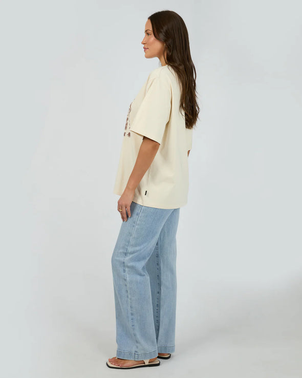 The Valley Tee blends a heavyweight jersey fabric with an oversized fit for a laid-back yet polished look. Its western-inspired front graphic adds subtle character, making it an elegant choice to pair effortlessly with your favourite denim for easy, refined style.