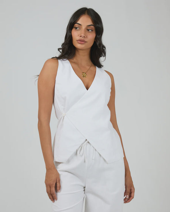 Elevate your summer wardrobe with the Willa Vest. Made from a cotton linen blend, this vest boasts a button fastening, flattering fit, and full lining. Pair with a pant and your favorite sandals for a cool girl look.