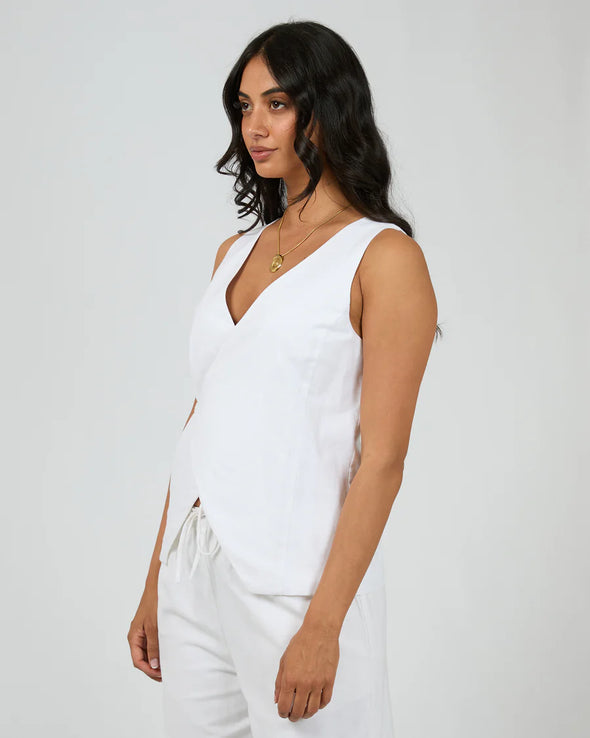 Elevate your summer wardrobe with the Willa Vest. Made from a cotton linen blend, this vest boasts a button fastening, flattering fit, and full lining. Pair with a pant and your favorite sandals for a cool girl look.