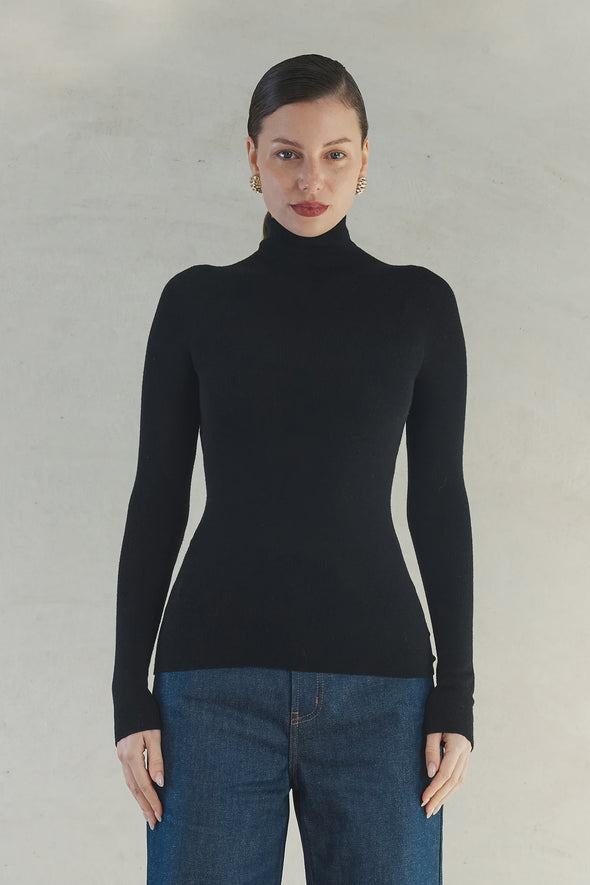 Experience effortless elegance with the Isla Top. Made from 100% super soft merino wool, this wardrobe staple offers lightweight warmth in colder weather and natural breathability for comfort in milder temperatures. Perfect for layering and suitable for any occasion. Elevate your style with the Isla Top.