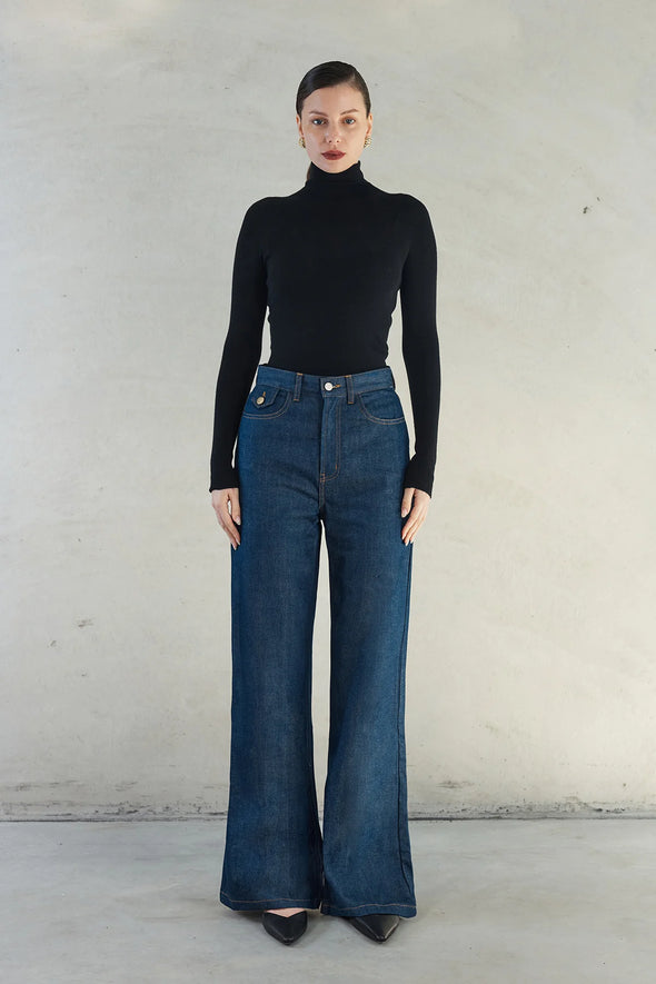 Experience effortless elegance with the Isla Top. Made from 100% super soft merino wool, this wardrobe staple offers lightweight warmth in colder weather and natural breathability for comfort in milder temperatures. Perfect for layering and suitable for any occasion. Elevate your style with the Isla Top.