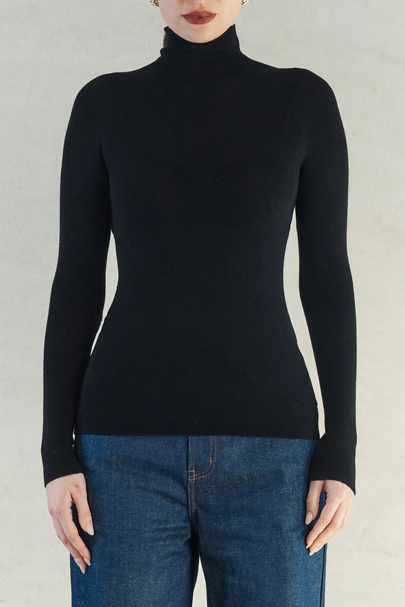 Experience effortless elegance with the Isla Top. Made from 100% super soft merino wool, this wardrobe staple offers lightweight warmth in colder weather and natural breathability for comfort in milder temperatures. Perfect for layering and suitable for any occasion. Elevate your style with the Isla Top.