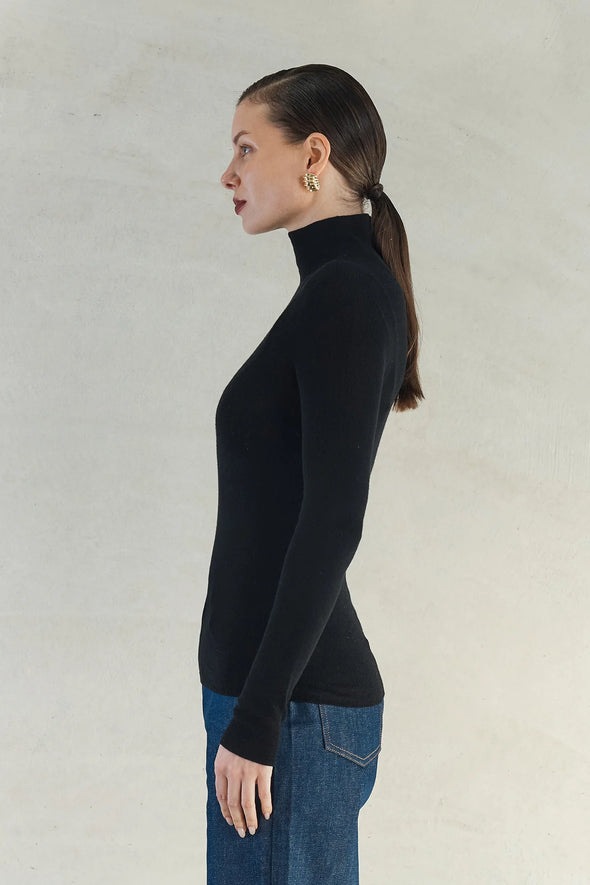 Experience effortless elegance with the Isla Top. Made from 100% super soft merino wool, this wardrobe staple offers lightweight warmth in colder weather and natural breathability for comfort in milder temperatures. Perfect for layering and suitable for any occasion. Elevate your style with the Isla Top.