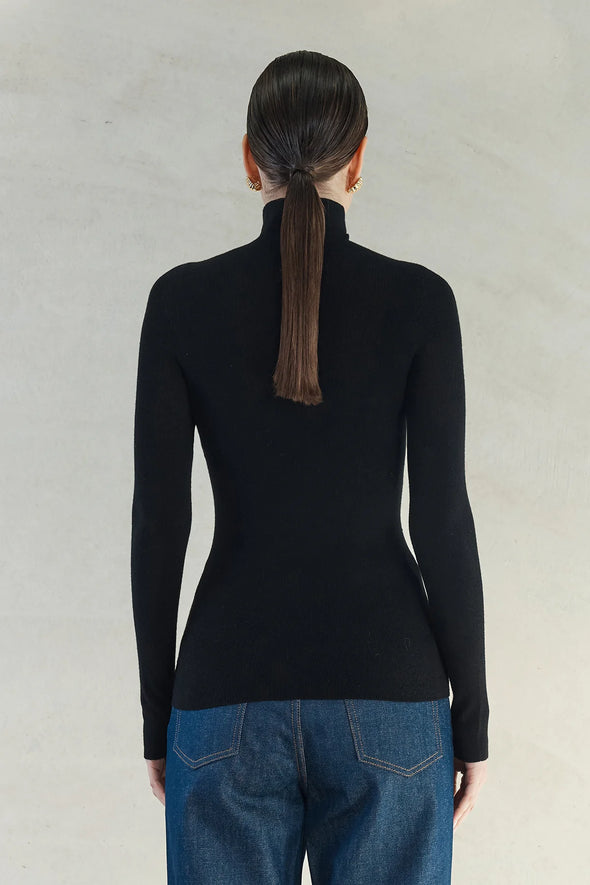 Experience effortless elegance with the Isla Top. Made from 100% super soft merino wool, this wardrobe staple offers lightweight warmth in colder weather and natural breathability for comfort in milder temperatures. Perfect for layering and suitable for any occasion. Elevate your style with the Isla Top.