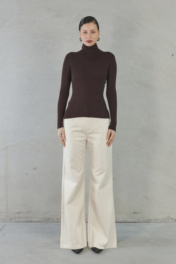 Experience effortless elegance with the Isla Top. Made from 100% super soft merino wool, this wardrobe staple offers lightweight warmth in colder weather and natural breathability for comfort in milder temperatures. Perfect for layering and suitable for any occasion. Elevate your style with the Isla Top.