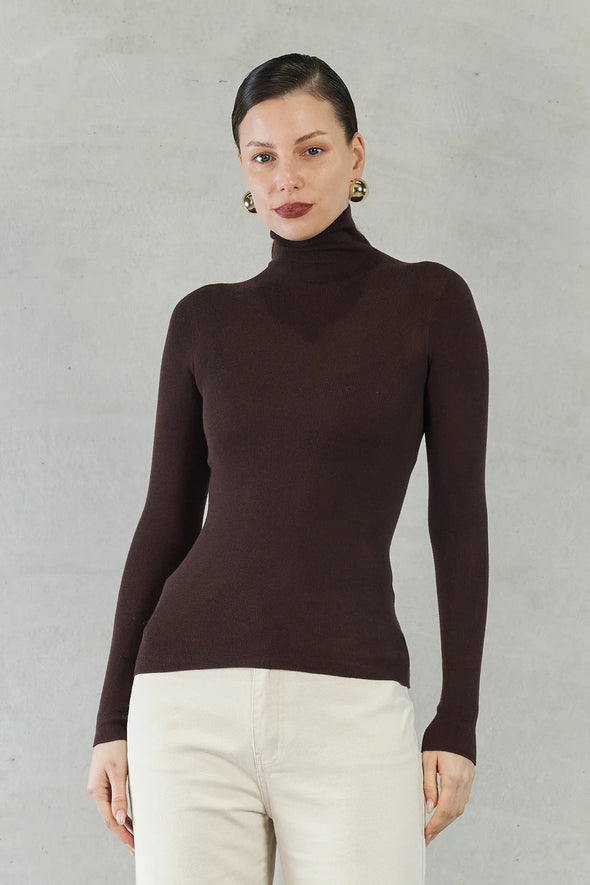 Experience effortless elegance with the Isla Top. Made from 100% super soft merino wool, this wardrobe staple offers lightweight warmth in colder weather and natural breathability for comfort in milder temperatures. Perfect for layering and suitable for any occasion. Elevate your style with the Isla Top.