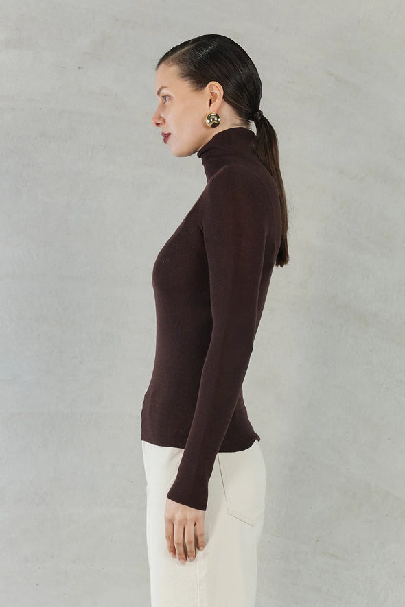 Experience effortless elegance with the Isla Top. Made from 100% super soft merino wool, this wardrobe staple offers lightweight warmth in colder weather and natural breathability for comfort in milder temperatures. Perfect for layering and suitable for any occasion. Elevate your style with the Isla Top.